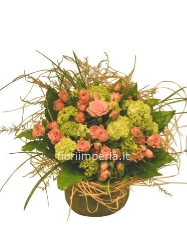 Cestino con rose e viburno o altro verde