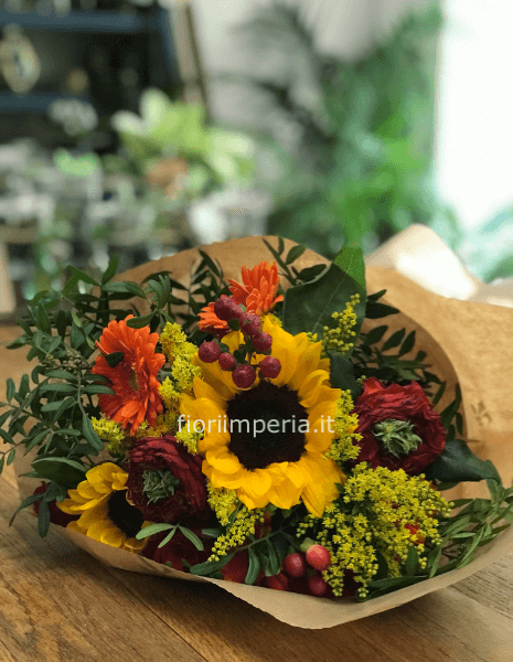 Bouquet con girasoli, solidago, gerbere e rose